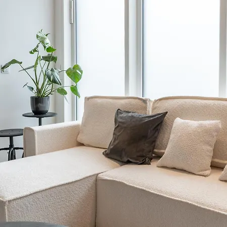 Spacious Lofts In Wedding Apartment *