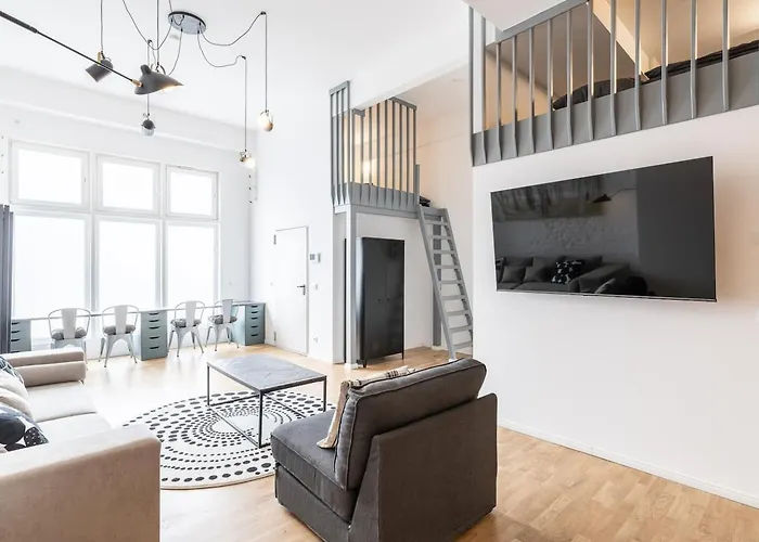 Spacious Lofts In Wedding شقة